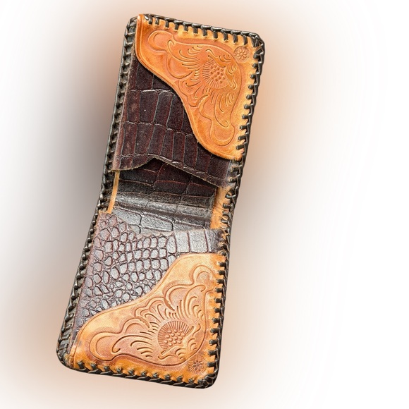 Vintage Hand-Tooled Leather tan and dark brown men’s bi-fold wallet. - Picture 4 of 7